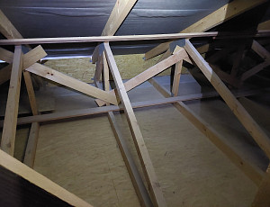 Zateplení stropu rodinného domu pomocí foukané izolace